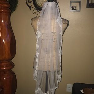 New Beautiful fingertip lace & sequin edged veil